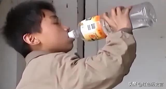 Cậu bé mắc bệnh lạ phải uống 15 lít nước mỗi ngày, bố mẹ tưởng &quot;con bị nhập&quot;, bác sĩ khám phát hiện chân tướng- Ảnh 1.