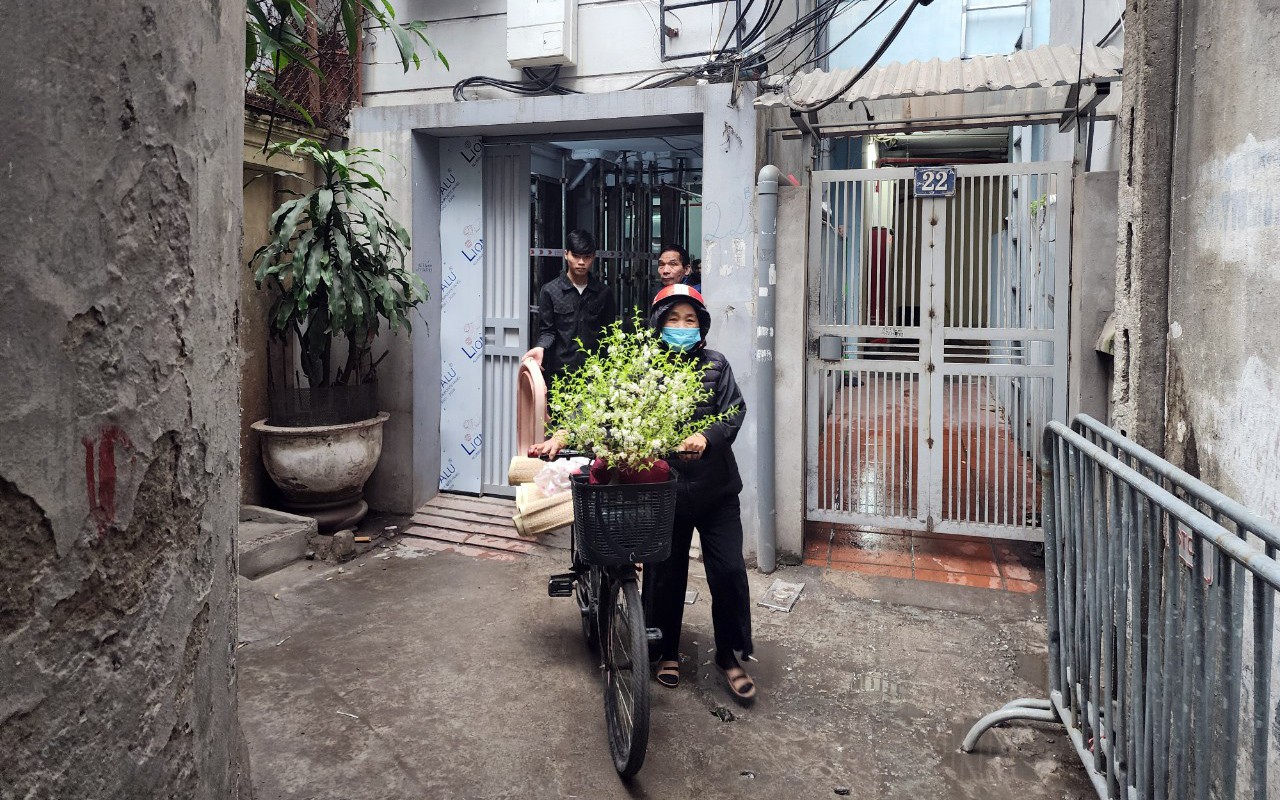 Chung cư mini ở Hà Nội nứt cột bê tông, gần 60 hộ dân phải di dời