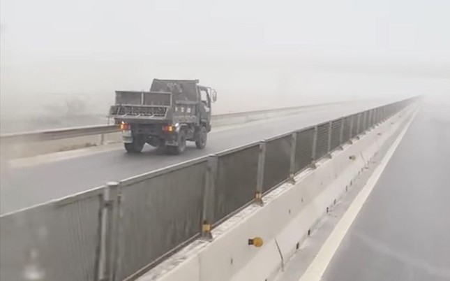 Phạt 17 triệu đồng tài xế xe tải chạy ngược chiều trên cao tốc Nghi Sơn – Diễn Châu - Ảnh 2.