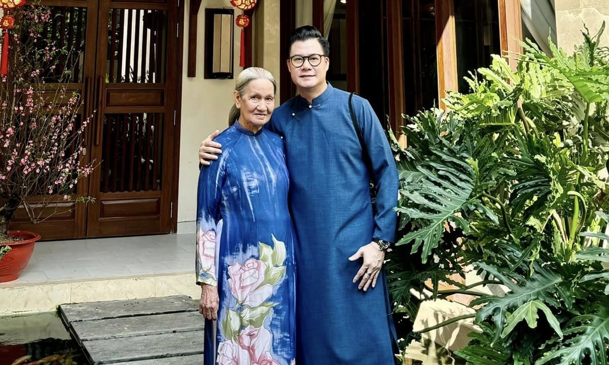 Cuộc sống bình yên bên mẹ của Quang Dũng ở tuổi 49 trong căn nhà phố 400m2 ở Sài Gòn