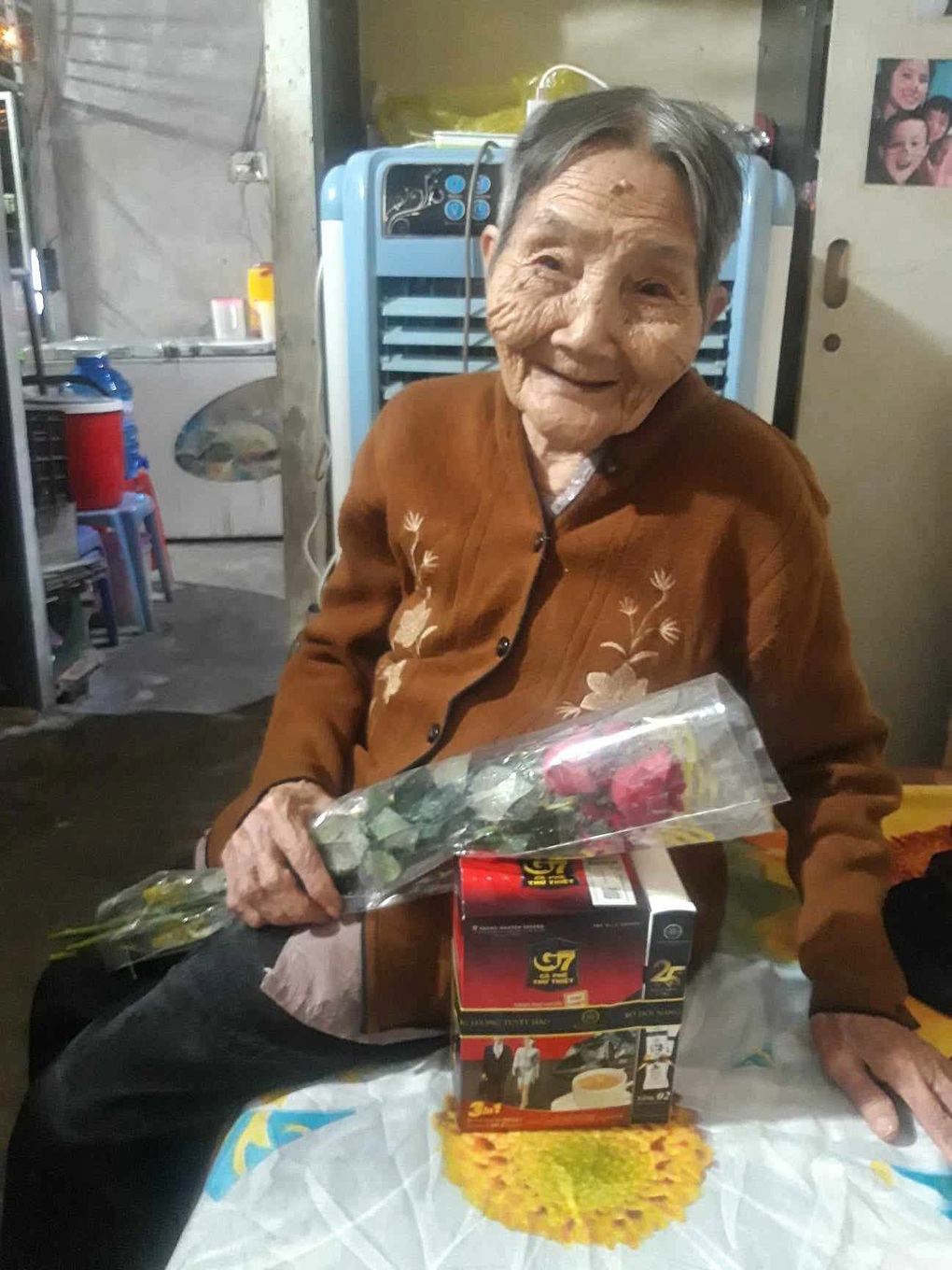Cụ bà 103 tuổi vượt 300km về quê giỗ mẹ và câu nói đầy xót xa - Ảnh 1.