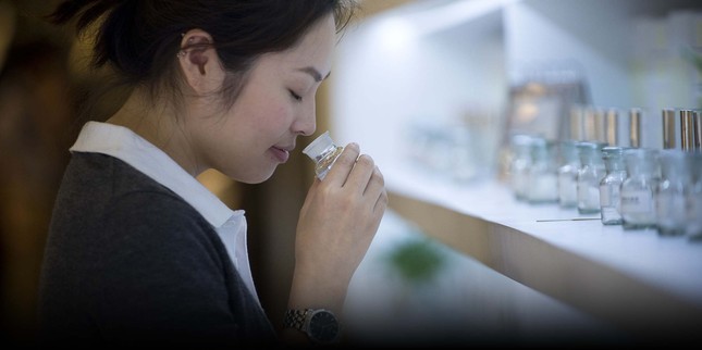 Giới trẻ Trung Quốc dùng nước hoa như liệu pháp mùi hương để giảm căng thẳng - Ảnh 1.