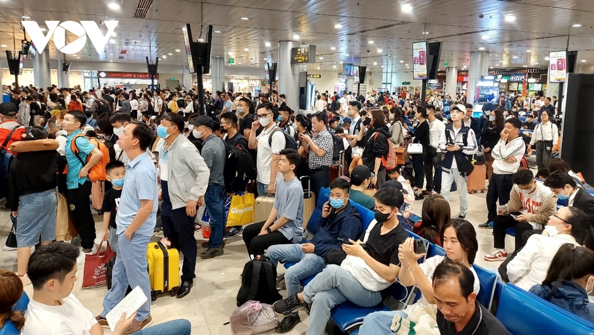 Sân bay Tân Sơn Nhất đông lên từng ngày, nhiều chuyến bay bị trễ giờ - Ảnh 1.