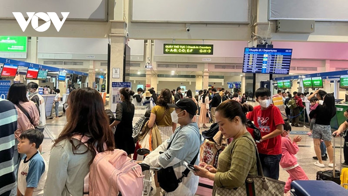 Sân bay Tân Sơn Nhất đông lên từng ngày, nhiều chuyến bay bị trễ giờ - Ảnh 2.