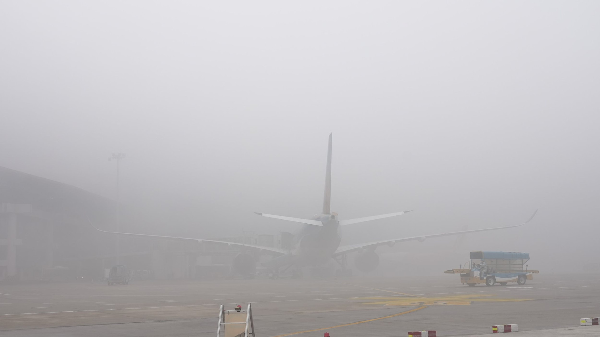 Cục Hàng không Việt Nam chỉ đạo 'nóng' về hoạt động bay khi thời tiết xấu - Ảnh 1.