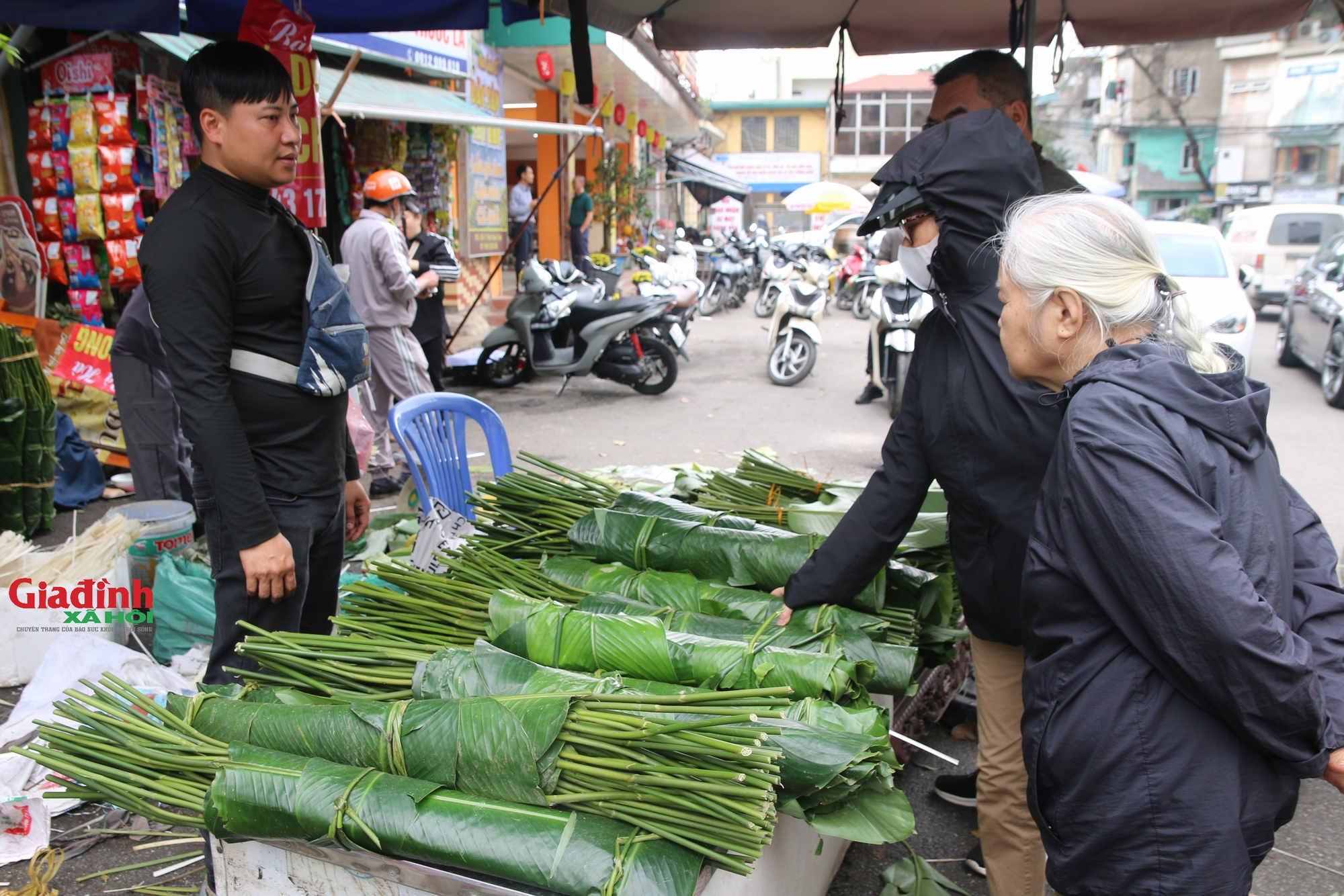 Chợ lá dong lâu đời nhất Thủ đô nhộn nhịp ngày giáp Tết - Ảnh 2.
