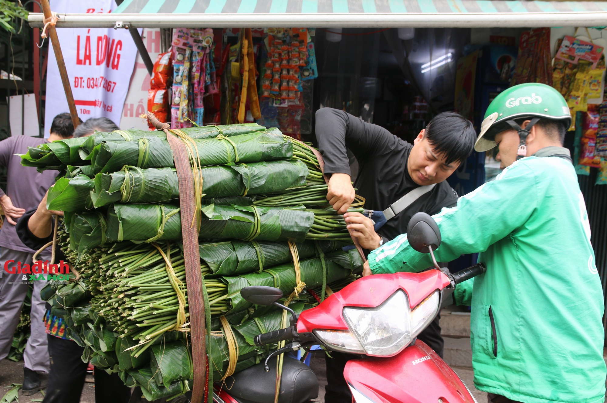 Chợ lá dong lâu đời nhất Thủ đô nhộn nhịp ngày giáp Tết - Ảnh 3.