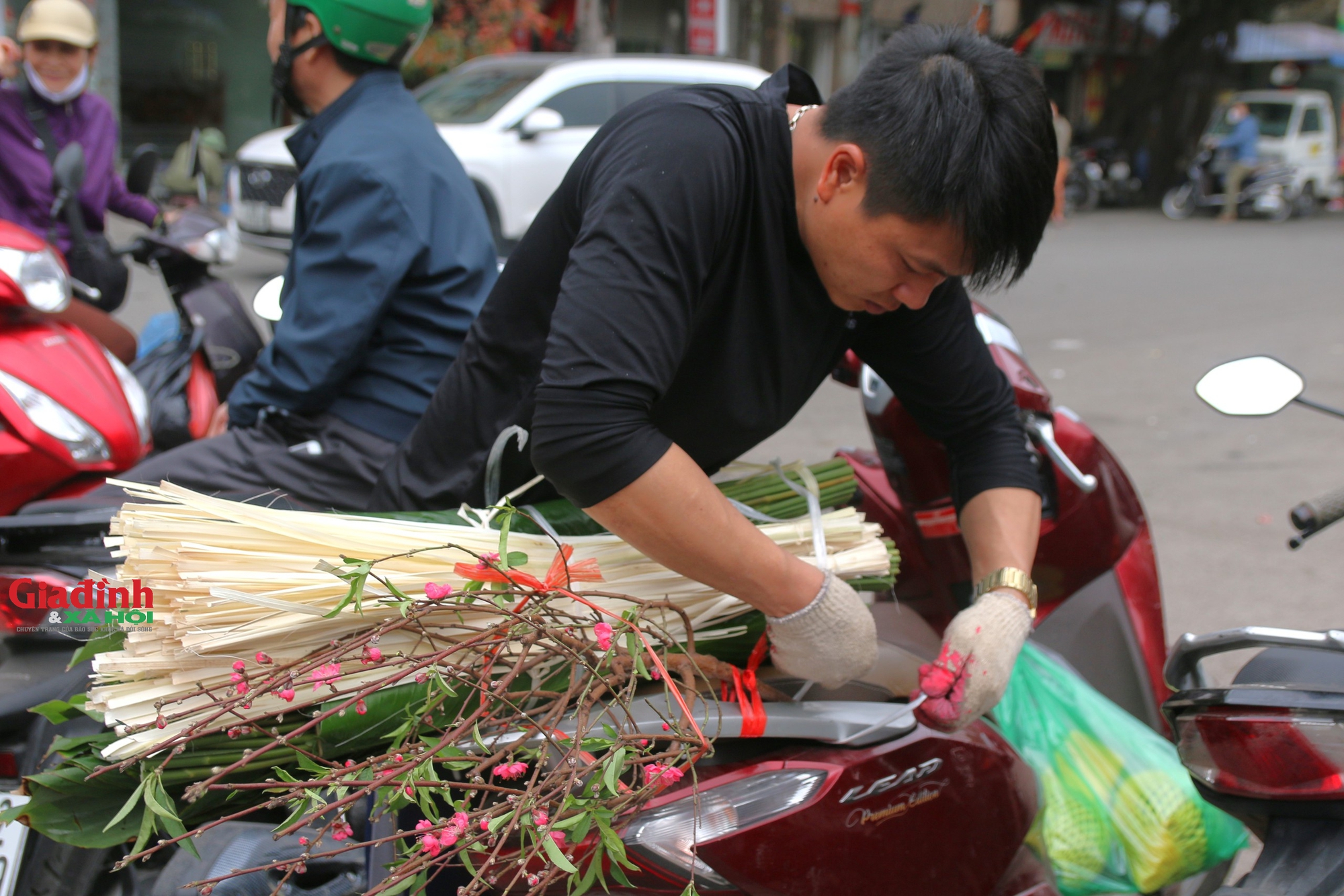 Chợ lá dong lâu đời nhất Thủ đô nhộn nhịp ngày giáp Tết - Ảnh 9.
