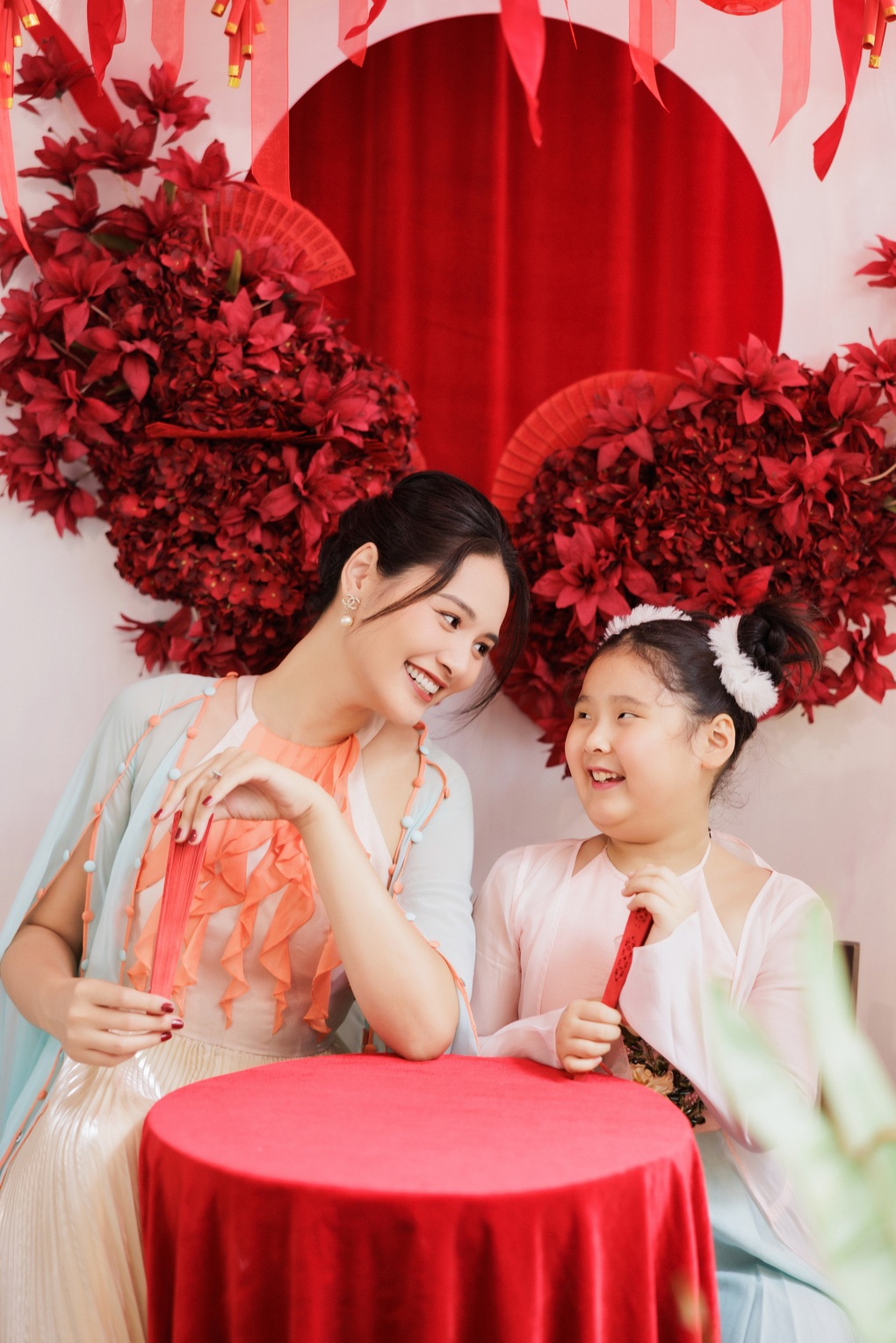 Hoa hậu Hương Giang khoe ảnh chồng con, nhan sắc 2 &quot;công chúa&quot; gây chú ý - Ảnh 5.