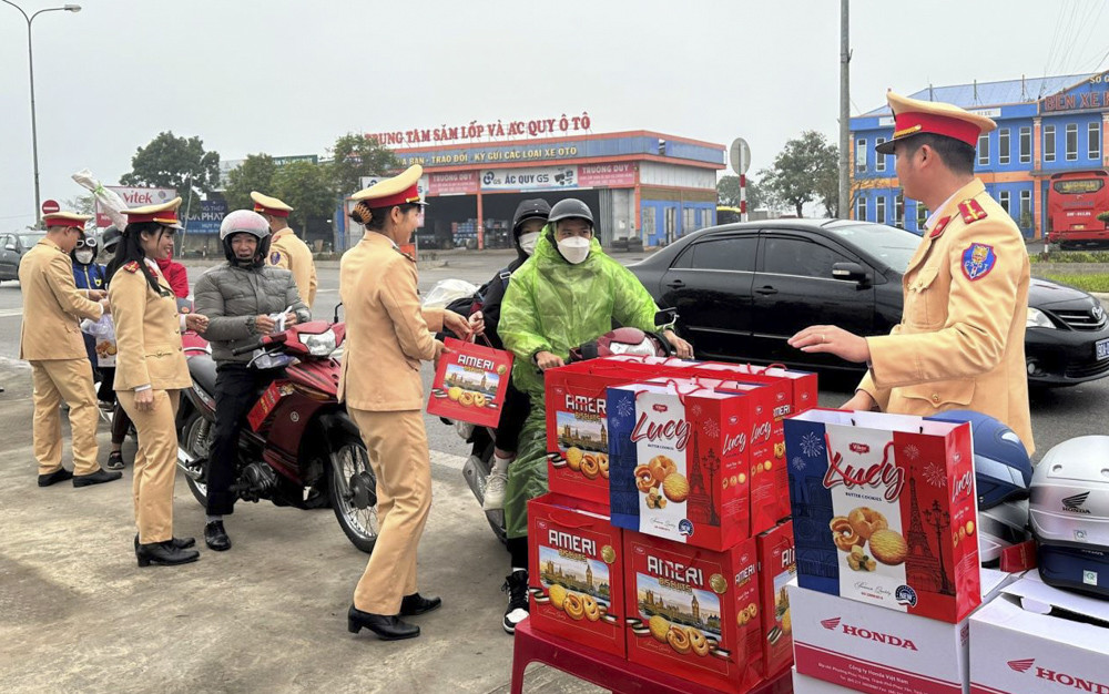 Tin sáng 8/2: Không khí lạnh tràn về, miền Bắc rét đậm, rét hại trước Tết; Cảnh giác chiêu lừa đang hoành hành dịp cận Tết - Ảnh 7.