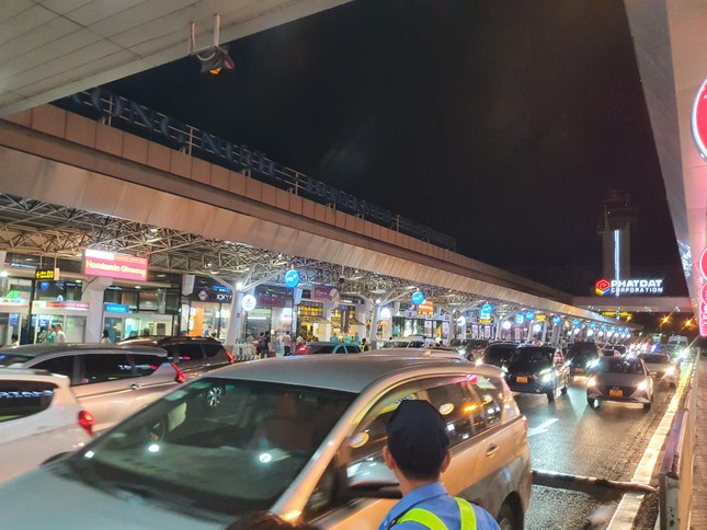 Sân bay Tân Sơn Nhất đông nghịt, khách vật vã từ mờ sáng 27 Tết - Ảnh 1.