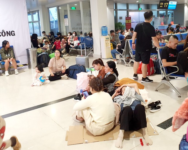 Sân bay Tân Sơn Nhất đông nghịt, khách vật vã từ mờ sáng 27 Tết - Ảnh 7.