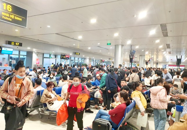 Sân bay Tân Sơn Nhất đông nghịt, khách vật vã từ mờ sáng 27 Tết - Ảnh 8.