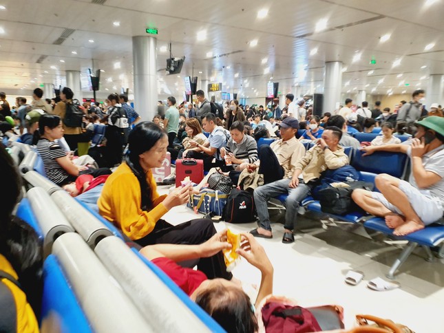 Sân bay Tân Sơn Nhất đông nghịt, khách vật vã từ mờ sáng 27 Tết - Ảnh 10.