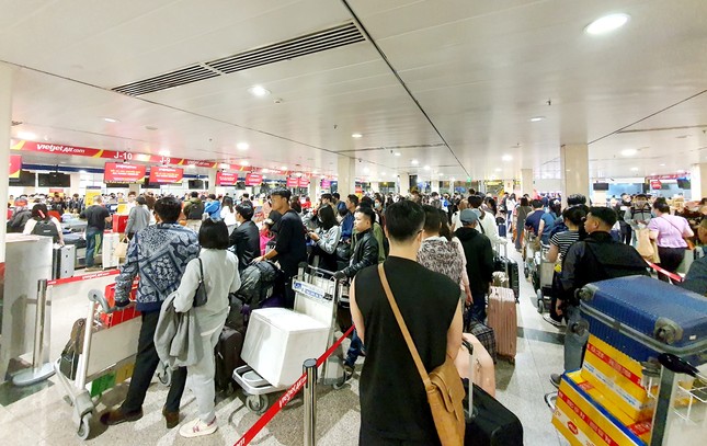Sân bay Tân Sơn Nhất đông nghịt, khách vật vã từ mờ sáng 27 Tết - Ảnh 3.