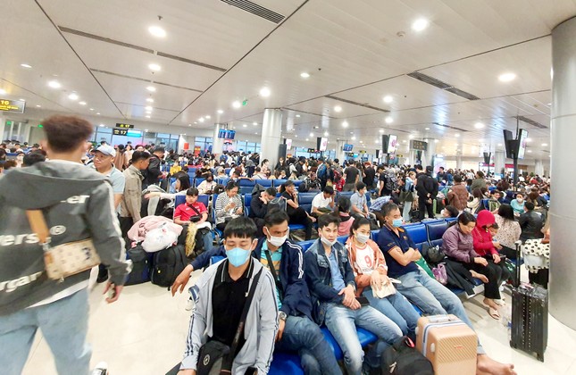 Sân bay Tân Sơn Nhất đông nghịt, khách vật vã từ mờ sáng 27 Tết - Ảnh 5.