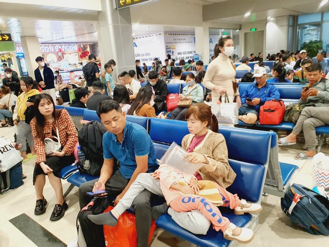 Sân bay Tân Sơn Nhất đông nghịt, khách vật vã từ mờ sáng 27 Tết - Ảnh 6.