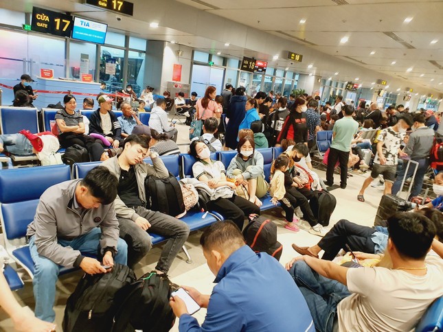 Sân bay Tân Sơn Nhất đông nghịt, khách vật vã từ mờ sáng 27 Tết - Ảnh 9.