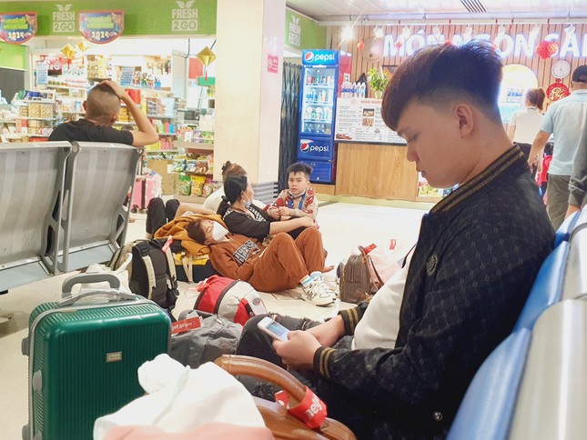 Sân bay Tân Sơn Nhất đông nghịt, khách vật vã từ mờ sáng 27 Tết - Ảnh 11.