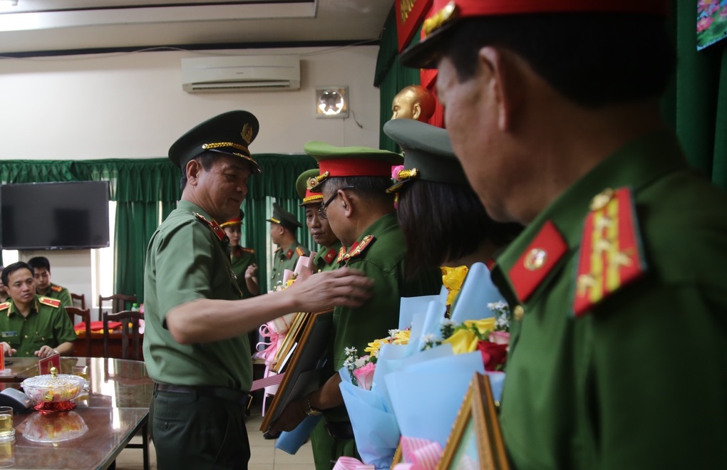 Phá đường dây bào chế, đóng gói &quot;nước vui&quot; ở TPHCM - Ảnh 2.