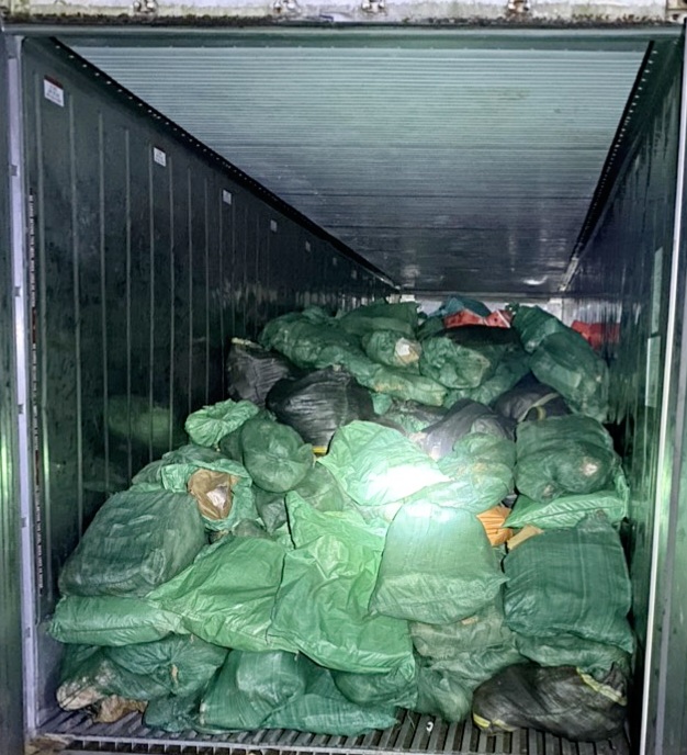 Thu giữ 16 tấn thực phẩm 'bẩn' suýt đến tay người tiêu dùng dịp Tết - Ảnh 2.