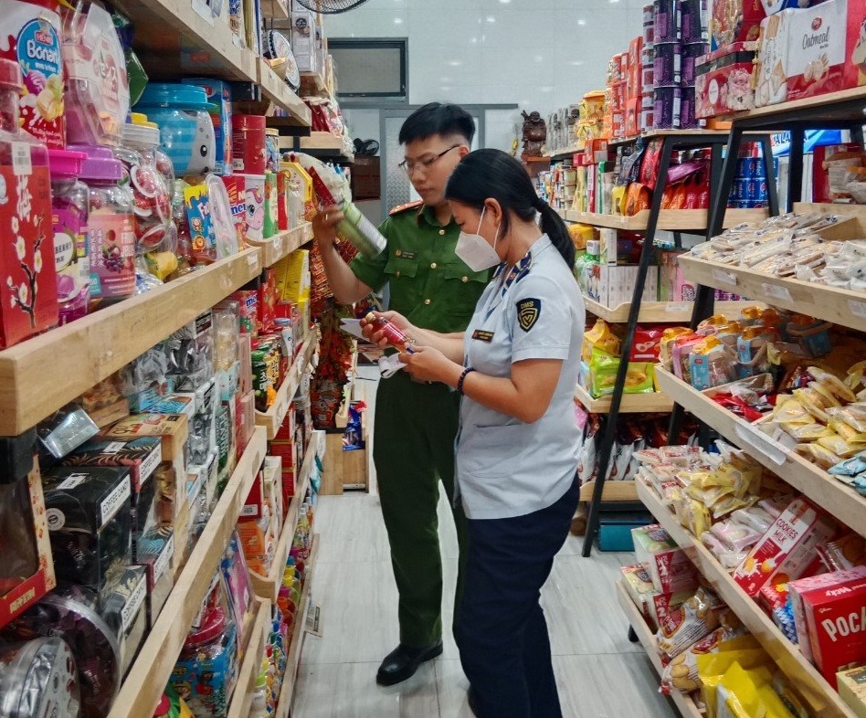 Phát hiện hàng ngàn sản phẩm bánh kẹo nhập lậu 'suýt' đến tay người tiêu dùng ngày Tết - Ảnh 2.