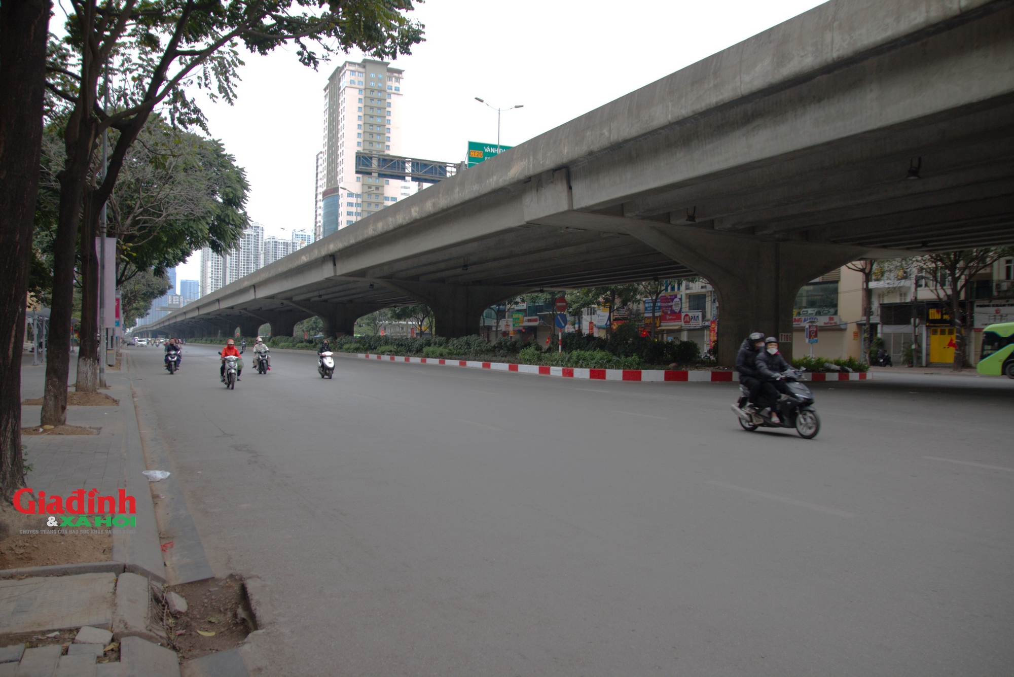 Đường phố Hà Nội ngày 29 Tết thông thoáng lạ thường - Ảnh 2.