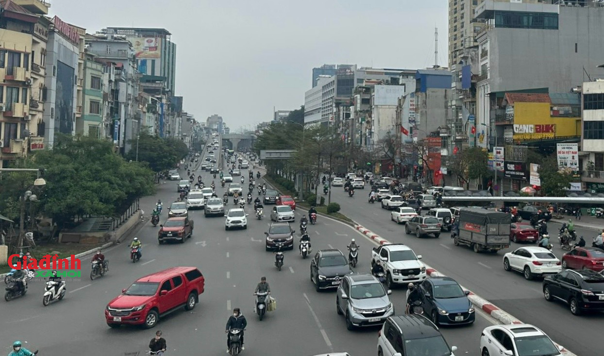 Đường phố Hà Nội ngày 29 Tết thông thoáng lạ thường - Ảnh 4.