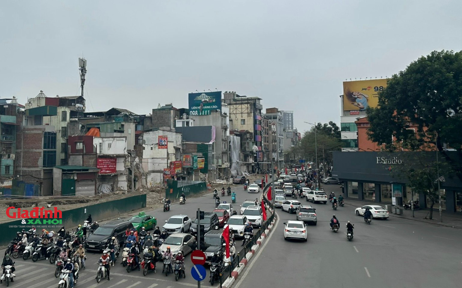 Đường phố Hà Nội ngày 29 Tết thông thoáng lạ thường - Ảnh 5.
