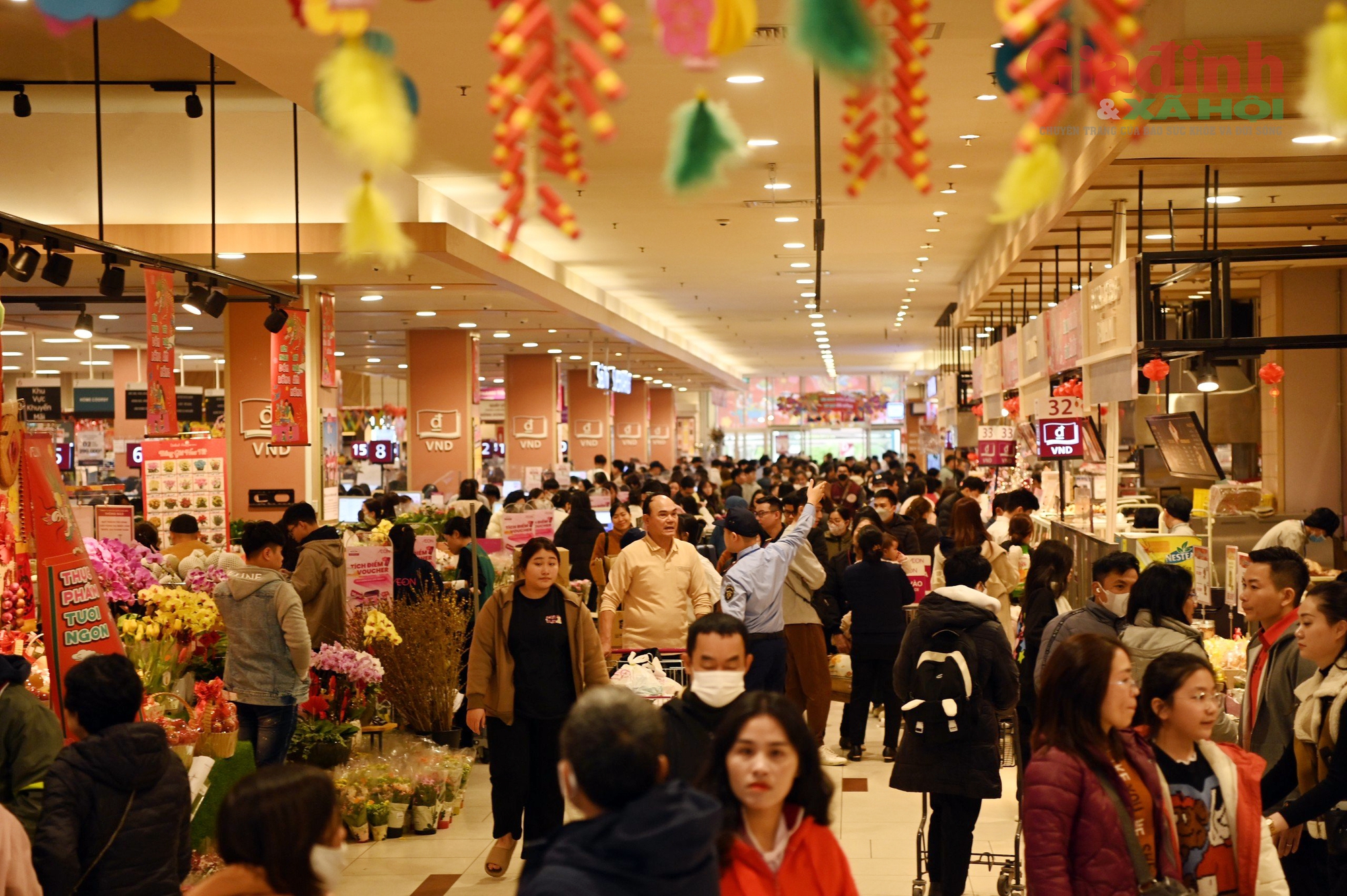 Ngày 30 Tết, người Hà Nội ùn ùn mua sắm, hóa đơn mua hàng dài hơn mét  - Ảnh 2.