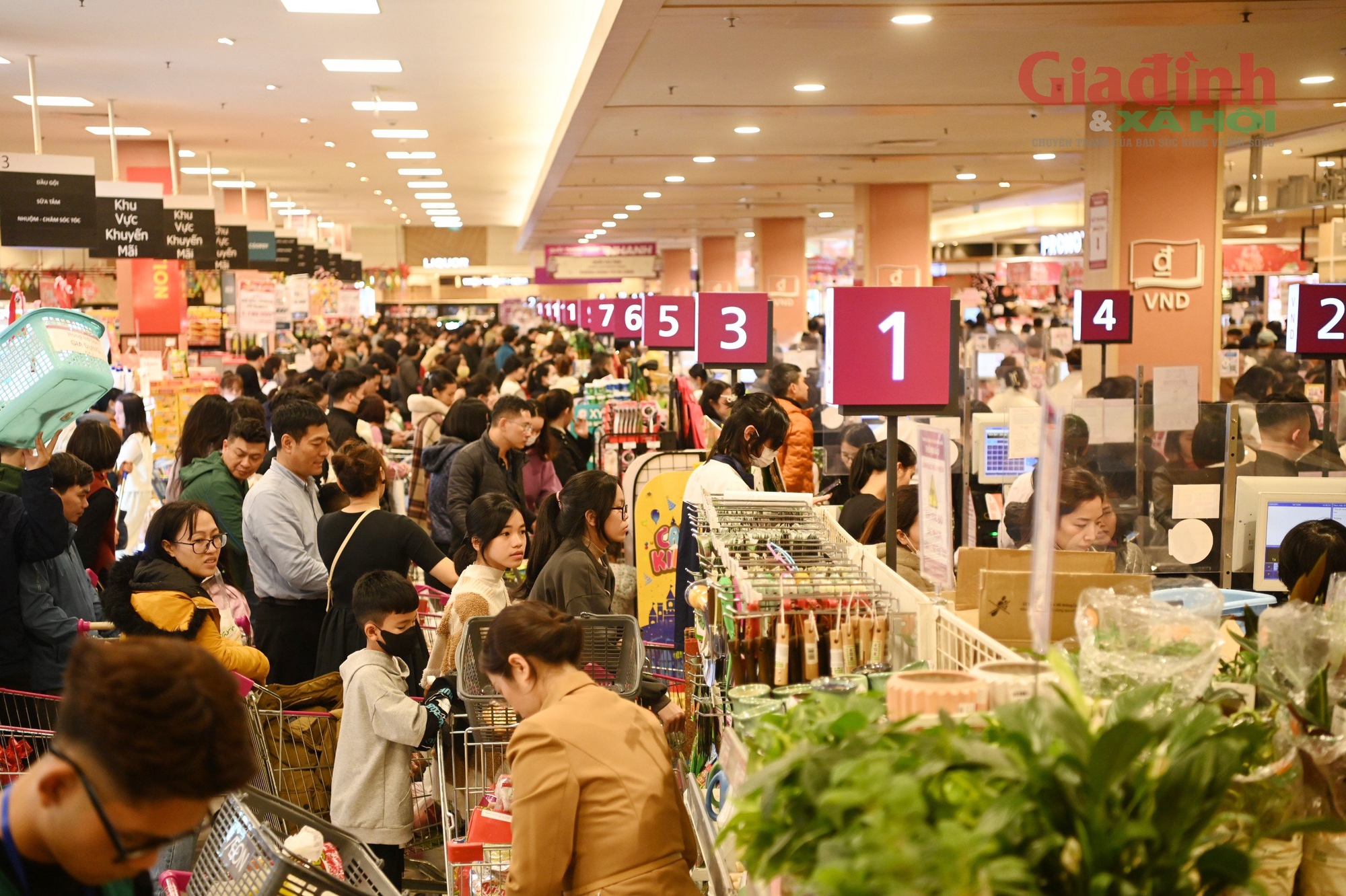 Ngày 30 Tết, người Hà Nội ùn ùn mua sắm, hóa đơn mua hàng dài hơn mét  - Ảnh 8.