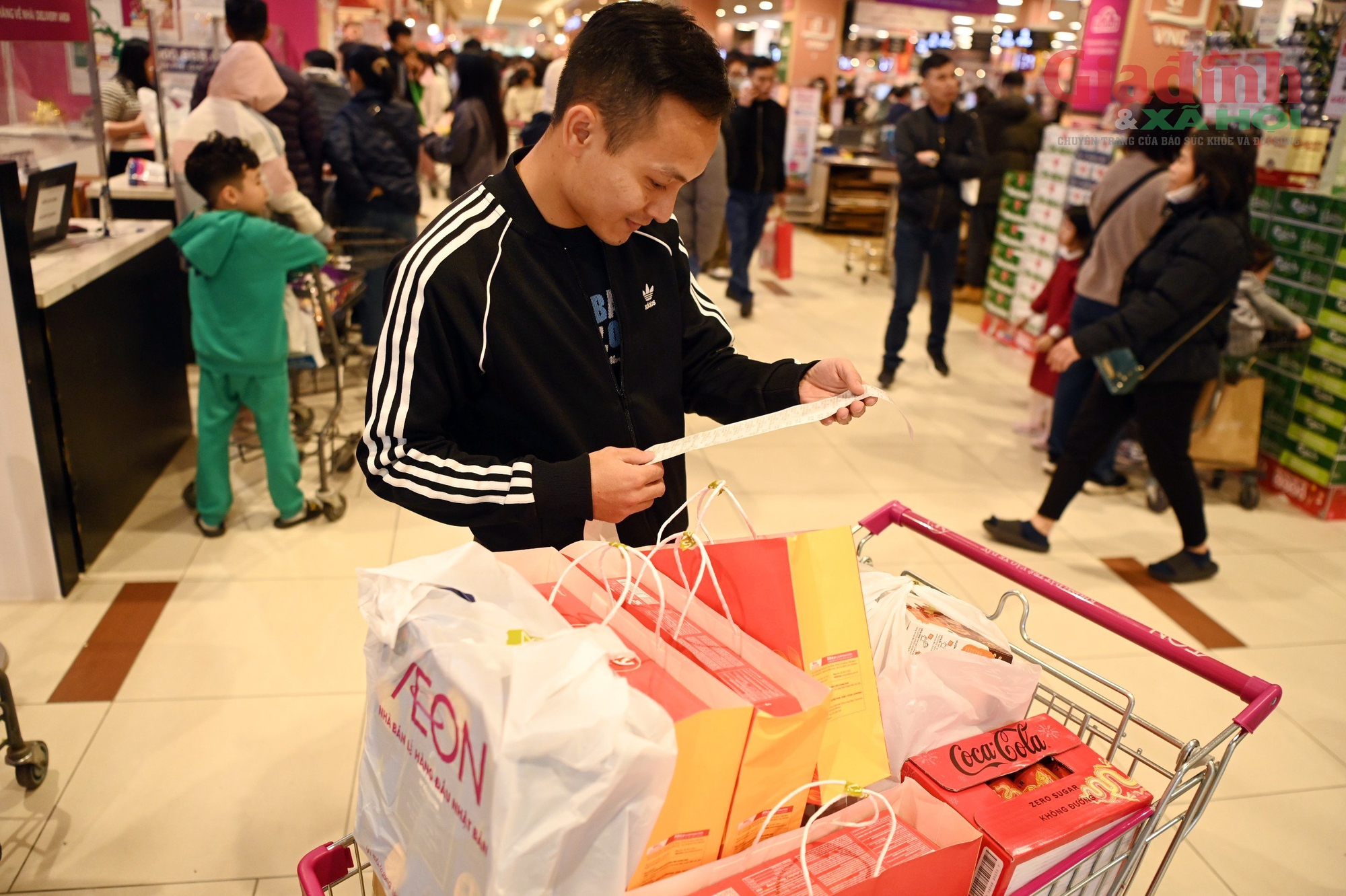 Ngày 30 Tết, người Hà Nội ùn ùn mua sắm, hóa đơn mua hàng dài hơn mét  - Ảnh 9.