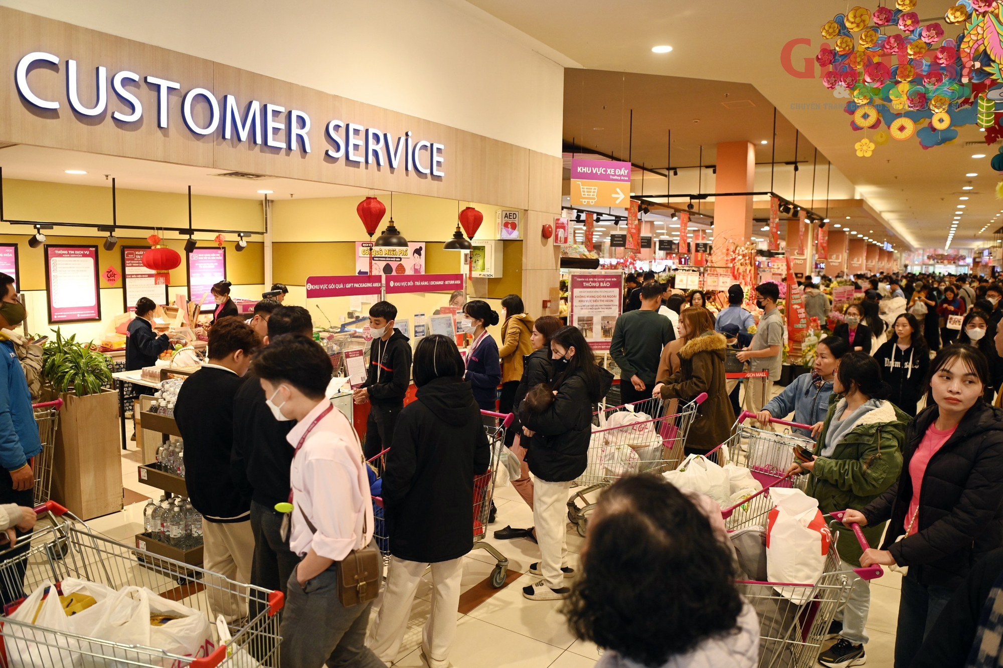 Ngày 30 Tết, người Hà Nội ùn ùn mua sắm, hóa đơn mua hàng dài hơn mét  - Ảnh 11.