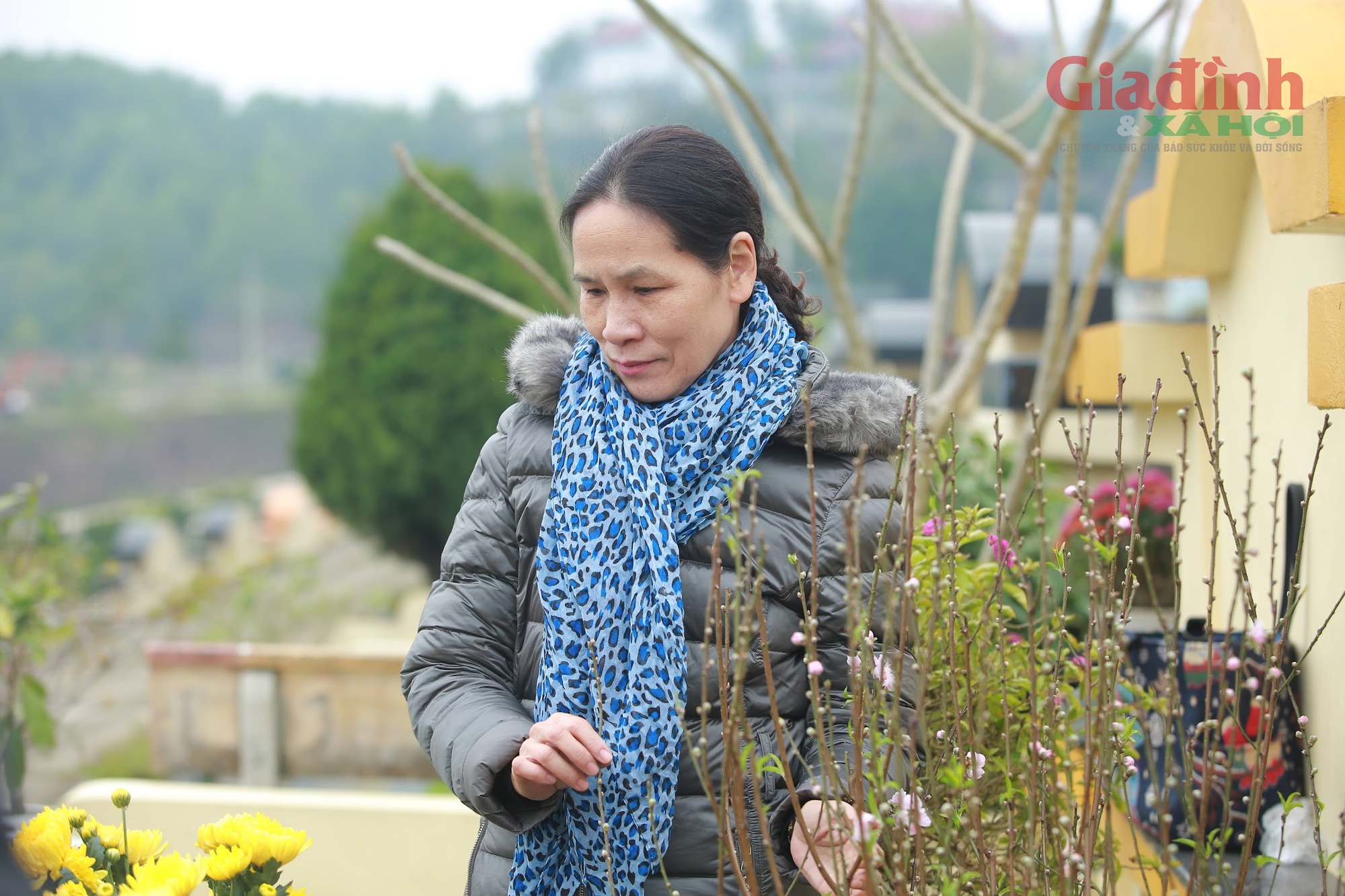 Chạm giao thừa, người phụ nữ ở Hà Nội vượt gần 100 km lên nghĩa trang 'gửi' nhật ký cho chồng - Ảnh 5.