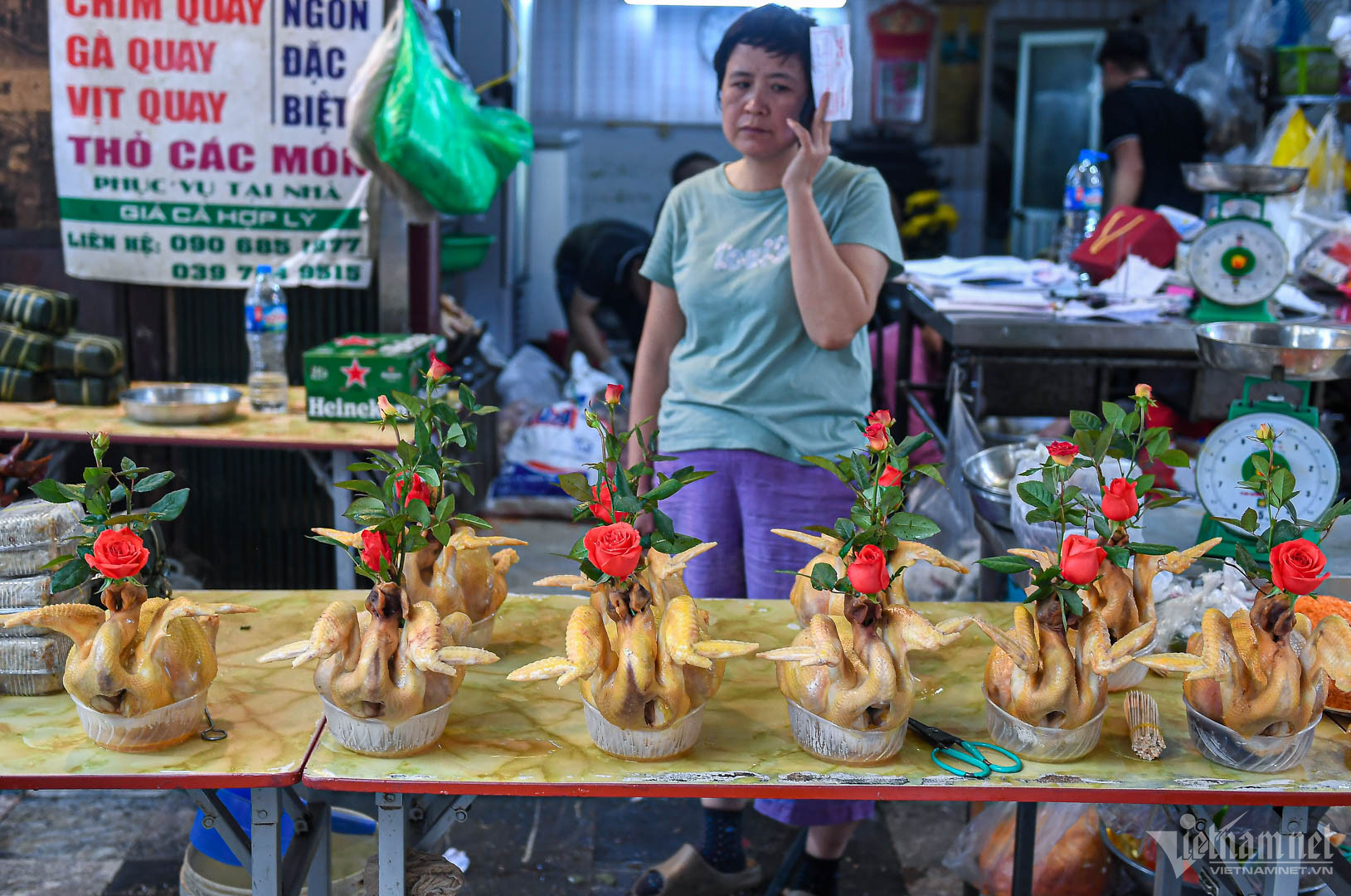Khách Tây ngắm gà ngậm hoa hồng, xem nấu xôi ở 'chợ nhà giàu' Hà Nội ngày Tết - Ảnh 5.