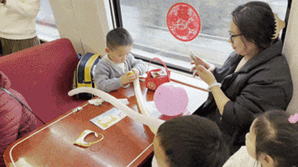 Chuyến tàu về quê ăn Tết chưa từng có tại Trung Quốc: Chỉ tiếp hành khách nhỏ tuổi, khiến nhiều người ấm lòng những ngày hồi hương - Ảnh 3.
