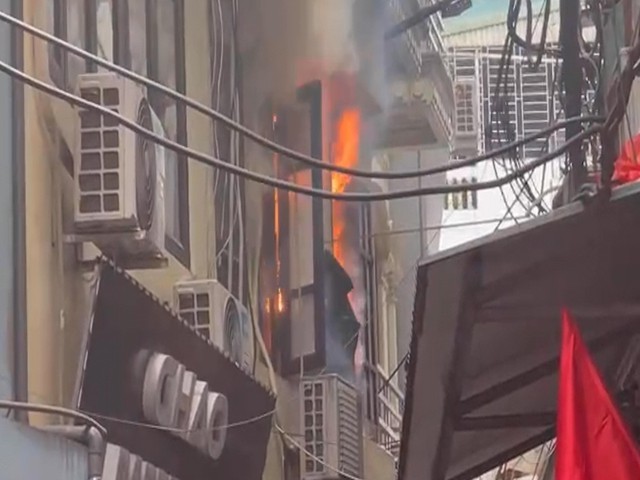 Hà Nội: Cháy nhà trong ngõ nhỏ ngay ngày 30 Tết, 3 người may mắn thoát nạn - Ảnh 1.