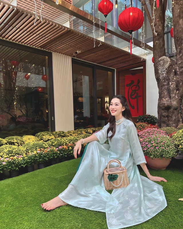 Diện áo dài 'bỉ ngạn xanh', Hoa hậu Đặng Thu Thảo khoe khéo biệt thự bạc tỷ ngập trong sắc hoa