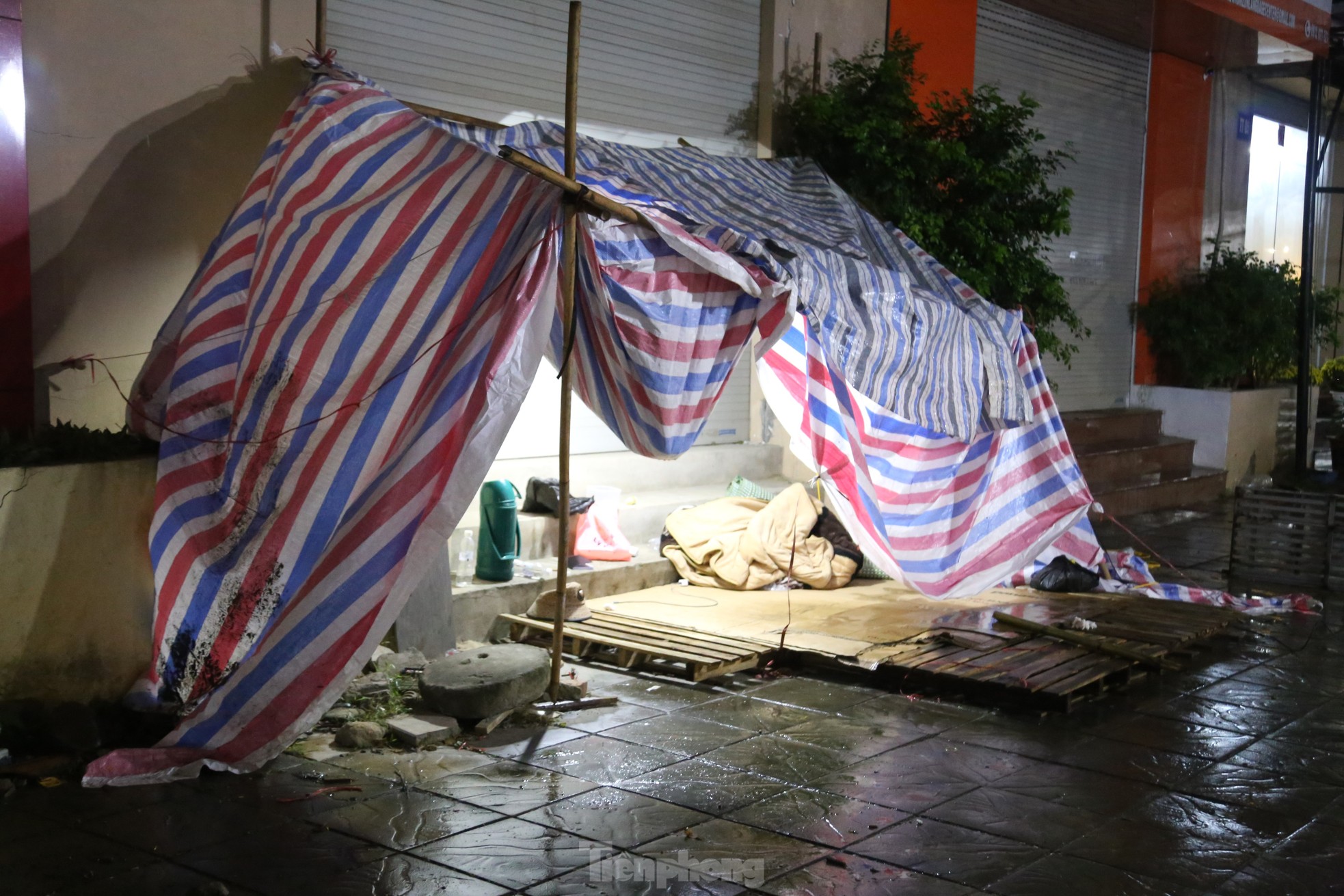 Tiểu thương bán đào, quất co ro trong mưa rét ngóng khách đêm 29 tháng Chạp - Ảnh 10.