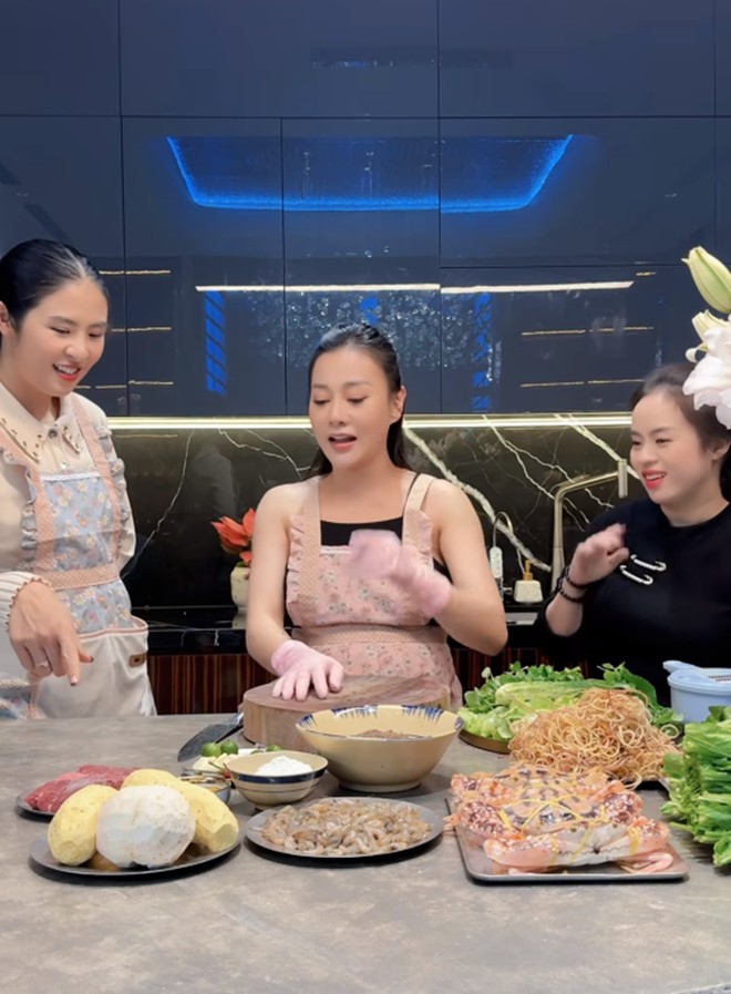 Hoa hậu đến nhà Phương Oanh để học nghề nấu ăn, đảm không kém vợ Shark Bình- Ảnh 1.