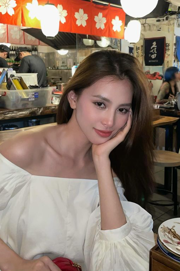 Khoe xương 'quai xanh' gợi cảm sau Tết, Hoa hậu Tiểu Vy  - Ảnh 3.