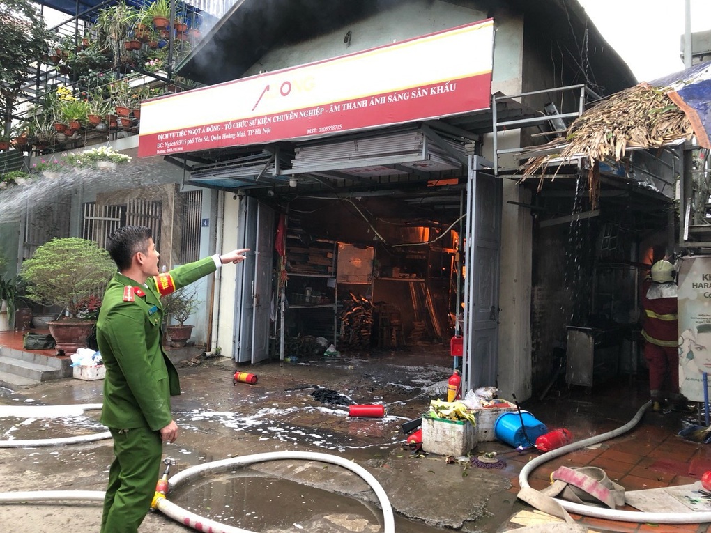 Hà Nội: Cháy lớn cơ sở kinh doanh, lửa lan sang 4 ngôi nhà - Ảnh 2.