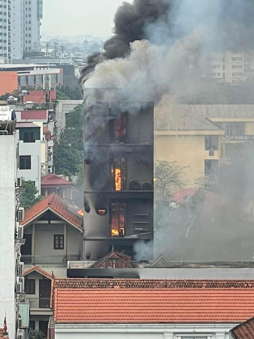 Hà Nội: Cháy lớn cơ sở kinh doanh, lửa lan sang 4 ngôi nhà - Ảnh 1.