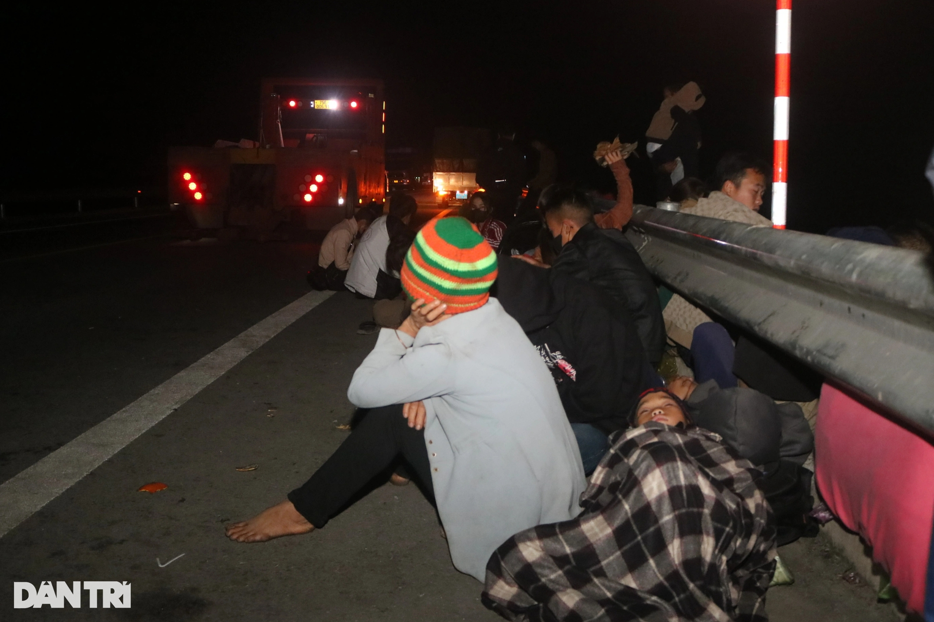 Hiện trường tai nạn thảm khốc trên cao tốc Cam Lộ - La Sơn - Ảnh 7.