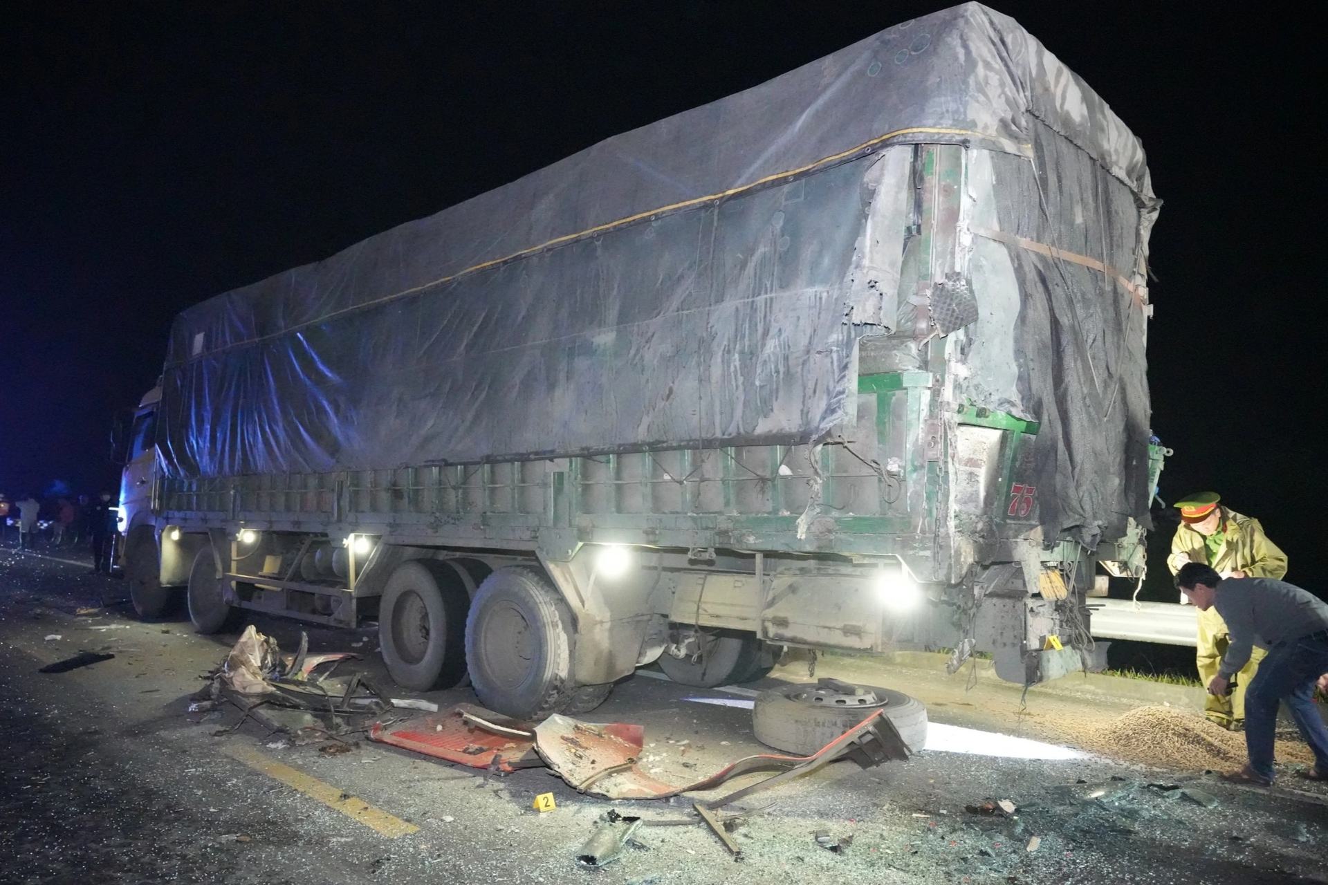 Hiện trường tai nạn thảm khốc trên cao tốc Cam Lộ - La Sơn - Ảnh 2.