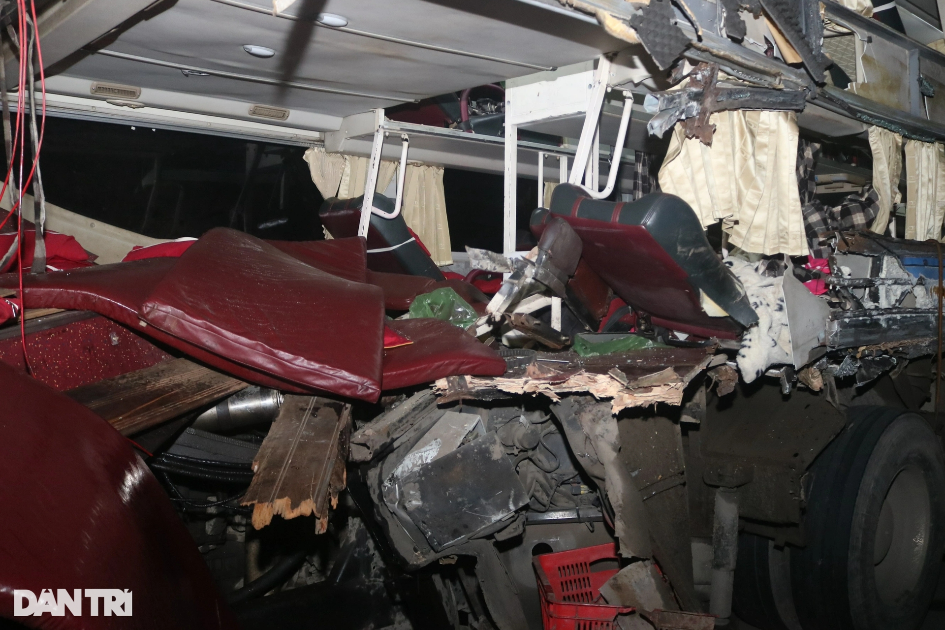Hiện trường tai nạn thảm khốc trên cao tốc Cam Lộ - La Sơn - Ảnh 4.