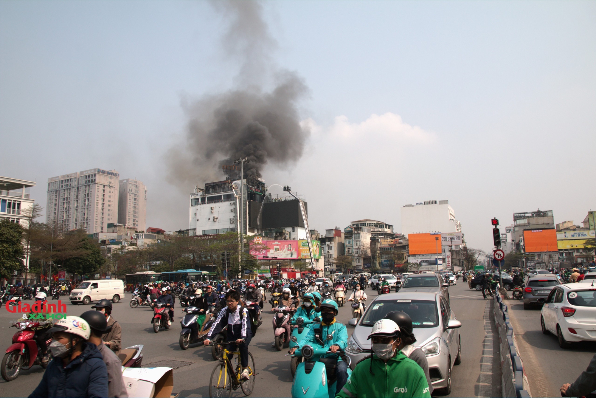 Hé lộ nguyên nhân cháy lớn tại tòa nhà 9 tầng tại ngã 5 nổi tiếng Hà Nội- Ảnh 1.