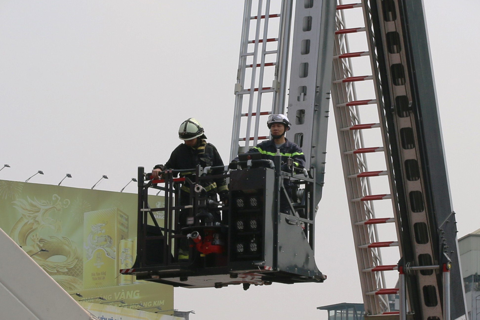 Hé lộ nguyên nhân cháy lớn tại tòa nhà 9 tầng tại ngã 5 nổi tiếng Hà Nội- Ảnh 3.