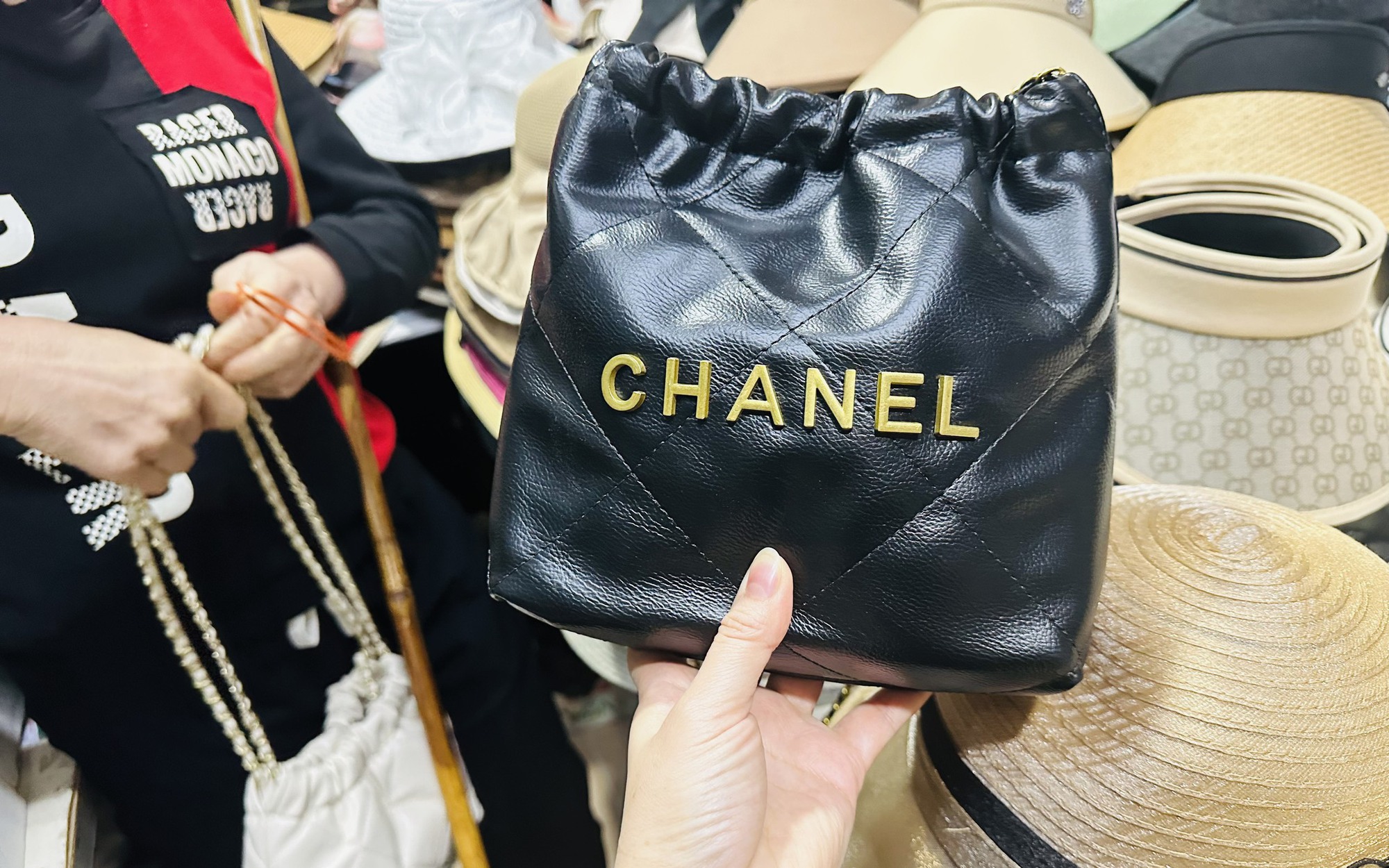 Vì sao hàng giả, hàng nhái Chanel, LV, Gucci… bán đầy chợ truyền thống, "chợ mạng" lực lượng chức năng nay dẹp, mai lại bán? 