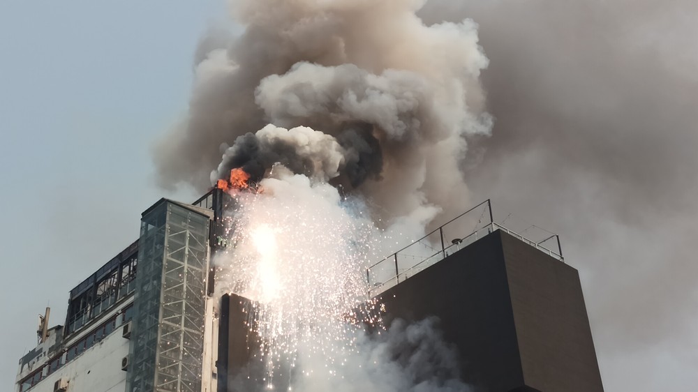 Hé lộ nguyên nhân cháy lớn tại tòa nhà 9 tầng tại ngã 5 nổi tiếng Hà Nội- Ảnh 2.